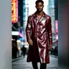 Casaco longo de couro brilhante estilo europeu e americano para homens, trench coat longo acima do joelho com botões prateados metálicos, jaqueta casual vintage de motociclista