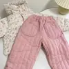 Conjunto de jaqueta acolchoada de algodão quente e calça de algodão rosa para meninas outono e inverno de 2026, conjunto de duas peças de jaqueta acolchoada de algodão floral e calça de algodão para bebês meninas