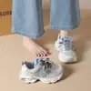Zapatos nuevos estilo coreano para papá para mujer, zapatillas deportivas para correr de estudiante otoño 2026, zapatos casuales con suelas gruesas para aumento de altura y actividades de ocio