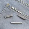 Etiqueta de Pin Metálico de Manga Corta para Jeans Personalizable con Logo, Marca Dentada de Aleación de Zinc Antioxidante, Etiquetas para Ropa y Equipaje