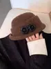 Otoño/Invierno Nuevo Estilo Ins Atmosférico Camelia 3D Sombrero Pequeño Regalo para Dama Sombrero Cubo Francés Hepburn con Ala Enrollada para Mujer