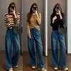 Jeans de perna reta de cintura alta, lavagem azul média suave vintage, com brilho sutil, comprimento até o chão 26 início do outono H082405