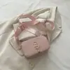 Nova bolsa quadrada pequena com letra de metal 2026, bolsa transversal simples de alça larga, bolsa para câmera, textura leve e luxuosa, bolsa de ombro pequena