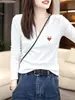 Camiseta básica simple de manga larga con cuello en V pequeño para mujer talla grande, nuevo estilo otoño 2026, camiseta base adelgazante y versátil para damas talla grande