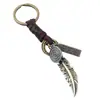 Llavero vintage de piel de vaca tejida, de calidad auténtica, con plumas de bronce, para bolso, directo de fábrica.