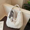Bolso Nuevo de Peluche Transfronterizo Gran Capacidad Portátil para Mujer Bolso de Hombro Versátil Otoño e Invierno Simple Casual Bolso Cubo Tote