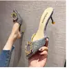 Meias chinelo de verão femininas para uso externo, novo estilo 2026, saltos altos com strass francês, salto fino, sandálias de bico fechado, preto