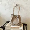 Bolso de hombro para mujer de estilo japonés con nuevos puntos artísticos, nuevo modelo 2026, bolso de hombro simple, fresco y de gran capacidad, moderno