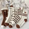 Calcetines cálidos con lazo para otoño e invierno para mujer, calcetines de media pantorrilla para mujer de terciopelo australiano con flores pequeñas, calcetines deportivos versátiles de estilo japonés con rayas y forro polar
