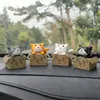 Accesorios Decorativos Lindos de Gato para Coche al por Mayor: Gato Moviendo la Cola en una Caja de Cartón Decoración Interior de Coche