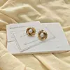 Pendientes de botón de perla incrustada con patrón de espiral dorada Pendientes para mujer de temperamento de lujo ligero retro europeo y americano moda para ir al trabajo