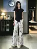 Verão 2026 Super Quente OOTD Conjunto Completo de Roupa Senso de Design Camiseta Irregular com Estampa Calça de Cintura Alta Conjunto de Duas Peças