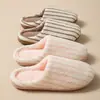 Nuevas zapatillas de algodón estilo japonés para mujer, otoño e invierno, felpa a rayas, cálidas para el hogar interior, silenciosas, antideslizantes, zapatos de algodón para mujer, invierno