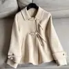 2026 Nuevo Elegante Abrigo de Lana, Nuevo Estilo Chino Corto Abrigo de Lana de Doble Cara para Mujer, Venta al por Mayor B5AD25076