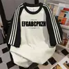 Camiseta Manga Curta Colorida com Costura Contrastante Três Listras Estilo Coreano High Street com Letras para Mulheres 2024 Novo Verão Solta Casual