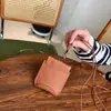 Bolso de Lipstick de Cuero de Vaca de Primera Capa con Cuello Halter, Bolso para Auriculares, Bolso de Monedas de Almacenamiento con Hebilla de Clip Versátil y Exquisito, Tarjetero Mini Estilo Coreano