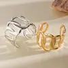 Pulsera Abierta Ovalada Hueca Estilo Metal Europeo y Americano, Simple y Única, Joyería Audaz con un Toque de Lujo de Nicho para Mujeres