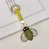 Llavero de aleación transfronterizo creativo y adorable con adornos de diamantes, con un diseño de abeja pequeña, un accesorio de alta gama y lujoso para bolsos y llaves de coche
