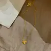 Collar de Corazón Dorado Cepillado Vintage de Moda para Mujer, Exquisita Cadena Clavicular Versátil de Lujo Ligero Nicho de Gama Alta