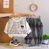 Conjunto de Roupa de Primavera para Meninos 2026 Novo Estilo Sudadera de Manga Longa com Letras Pequenas Conjunto de Duas Peças para Bebês Meninos Roupa de Gola Redonda Tendência