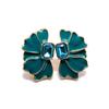 Una variedad de aretes de clip para oreja con forma de pétalo esmeralda cuadrado de color, flor de corazón con aguja de plata, aretes de flor azul verde oscuro
