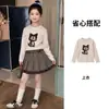 Conjunto de niña estilo coreano para primavera y otoño 2026: Camiseta de manga larga de dibujos animados para niños + falda plisada para niñas, un conjunto de dos piezas
