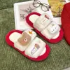 Lindas pantuflas de oso de dibujos animados con bloques de color, peludas, para mujer, nuevo estilo otoño/invierno 2026, adecuadas para usar en interiores y exteriores, cálidas y cómodas