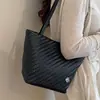 Bolsa tejida transfronteriza 2026 Nueva tendencia vintage de gran capacidad, de un solo hombro, para debajo del brazo, tipo cubo, bolso de mano moderno y simple