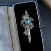 Broche Espada de León Escudo Azul Marino Imitación "Espada Jurada" Accesorio de Pin Exquisito de Alta Gama para Traje Abrigo