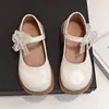 Sapatos de Couro com Laço para Moda Infantil 2026 Outono Novo Versão Coreana Couro Brilhante Sapatilhas de Princesa Sapatos Versáteis para Crianças Tendência Atacado