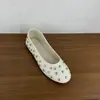 Sapatos femininos de sola reta com tachas de nicho, novos para primavera e outono de 2026, com sola macia, slip-on, sapatos pretos franceses para o dia a dia
