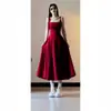 Vestido Rojo Largo de Tirantes Finos Estilo Francés Inspirado en Hepburn, Nuevo Verano Ceñido a la Cintura Adelgazante Fruncido de Corte A