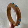 Yong Ge Adornos Estilo Étnico Europeo y Americano Pulsera Ancha de Madera Incrustada con Turquesa Pulsera Irregular de Madera Natural Remachada para Mujeres