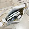 Bolsa Feminina 2022 Nova Liso Bordado Ombro Axila Casual Celular Pequena Quadrada Bolsa de Presente Tendência