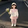 Novo estilo de conjunto de moletom fofo e versátil para meninas, com calça trendy estilo coreano de desenho animado, para primavera e outono, doce e fashion
