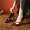 Sandalias de tacón alto con punta puntiaguda y elegantes tacones morados para mujer de alta gama con tacón de aguja de diamantes de imitación vacíos en los laterales.