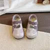 Zapatos deportivos para niños, nueva colección otoño 2026: Zapatos casuales, transpirables, antideslizantes y de suela blanda en estilo preppy para niñas, y zapatillas para correr para niños.