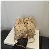 Bolso Versátil de Nicho para Mujer 2026 Nueva Moda Bolso Cubo de Lentejuelas con un Toque de Lujo, Bolso de Hombro de Cadena Versátil para la Noche