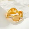 Anel Aberto Ajustável em Tom Dourado Escovado com Micro-Incrustações de Zircônia, Com Textura, Sensação Fashion e de Alto Padrão, Anel para Dedo Indicador Feminino