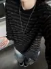 Camiseta retro de estilo Old Money con rayas retorcidas plisadas, cuello redondo, corte holgado y manga larga, una prenda casual de verano moderna y versátil para hombre, que ofrece transpirabilidad