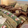 Conjunto de Cuatro Piezas de Terciopelo de Leche Grueso Cálido Estilo Fair Isle Fresco Dibujos Animados Clase A Ropa de Dormir Lisa Conjunto de Tres Piezas de Terciopelo para Bebé Lindo