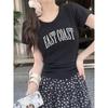 Camiseta de Manga Corta con Cuello en V y Hombro Derecho Descubierto de Marca Americana Trendy para Mujer Verano 2025 Top Ajustado con Estampado de Letras de Estilo Occidental de Alta Gama