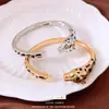 Pulsera Abierta de Leopardo Electrochapada en Oro Real de 18 Quilates con un Diseño Único, Pulsera de Personalidad de Nicho, Joyería de Temperamento de Moda Europea y Americana para Mujeres