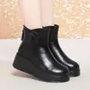 Botas Martin de cuero suave con suela gruesa, botas cortas cómodas de punta redonda con forro de felpa para invierno 2026, botas de algodón para mujer que aumentan la altura, nuevas botas Martin para mujer