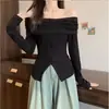 Camiseta de Manga Larga Rayada de Hombro Caído con Diseño Único para Mujer, Principios de Otoño, Moderna, Estilo Puro Deseo, Ajustada, Top Corto
