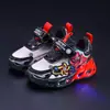Zapatillas Luminosas para Niños Primavera y Otoño Superman Suela Suave Cubiertas de Cuero Tallas Pequeñas y Medianas para Niños Dibujos Animados Spider-Man Zapatos Casuales Luminosos