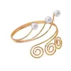 Un brazalete de brazo de perlas moderno y sencillo para mujer, elegante y exquisito