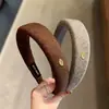Diadema Vintage de Etiqueta Dorada de Ala Ancha para Mujer 2026 Nuevo Estilo Diadema de Alto Volumen para Lavarse la Cara, Accesorio para el Cabello Moderno y Elegante