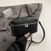 Bolsa Fofa de Urso Feminina 2025 Nova Padrão Lichia Bolsa Lancheira Moda Verão Ombro Transversal Necessaire