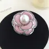 Broche de Camélia Pequena Fragrante de Temperamento Suave Estilo Francês Moda Design Exquisito Broche de Alfinete Acessório de Broche Estilo Nobre